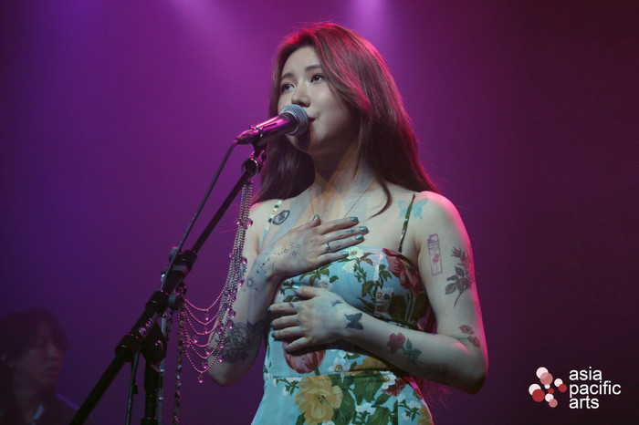 Nữ ca sĩ mặc váy mỏng hơn giấy lộ hết nội y, khán giả ngồi xem 'ngượng chín mặt' Ảnh 4