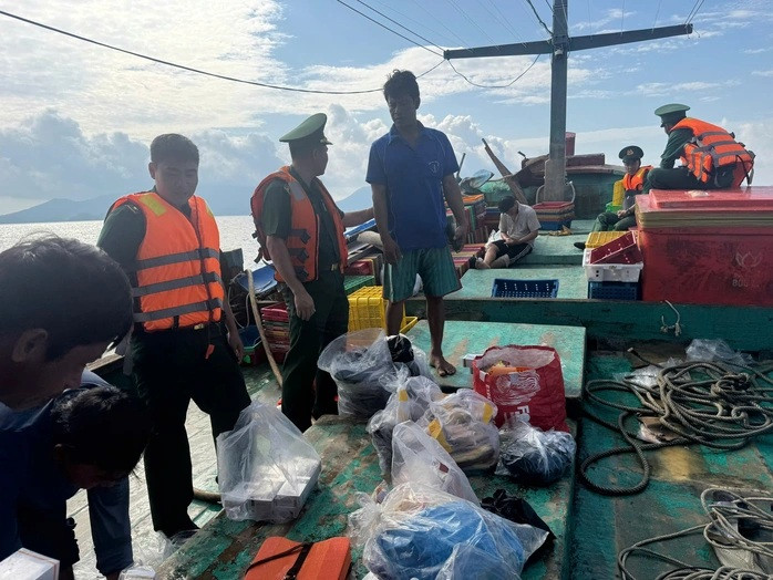 Kịp thời cứu hộ cứu nạn các thuyền viên trên tàu cá bị chìm. (Ảnh từ Người Lao Động)