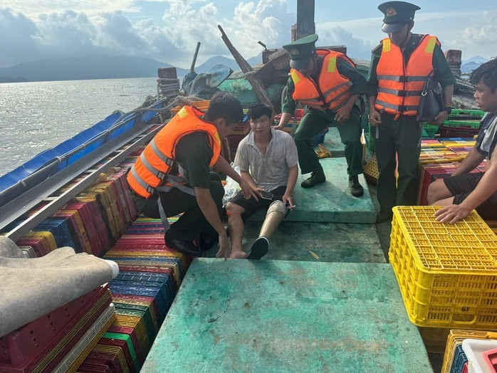 Các thuyền viên được cứu nạn thành công, kiểm tra sức khỏe. (Ảnh Người Lao Động)