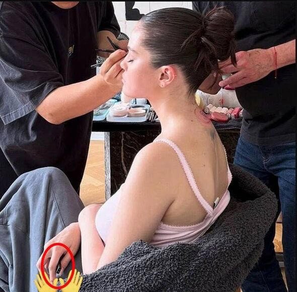 Nữ ca sĩ nổi tiếng vô tư sử dụng thuốc lá điện tử trong lễ cưới, cộng đồng mạng đồng loạt chỉ trích Ảnh 3