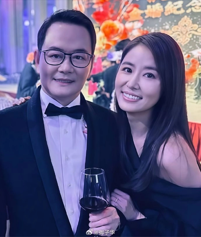 Lâm Tâm Như vui vẻ chụp ảnh với bố. Ảnh: Weibo