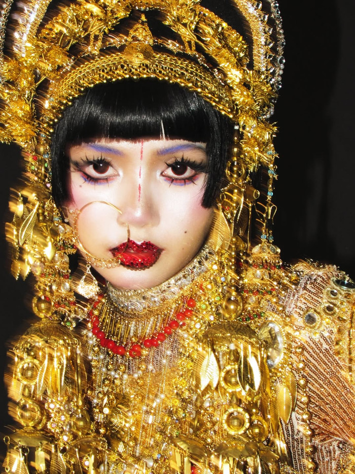 Sau đó Lisa đã chiêu đãi fan loạt ảnh nét căng sau khi tung video hóa trag thành Jibaro. Ảnh: IGNV