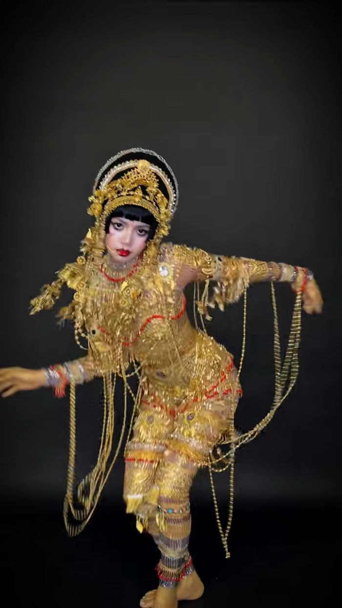 Lisa không ngần ngại đầu tư công sức để hoá thân thành Jibaro. Ảnh: TikTok Nhân vật