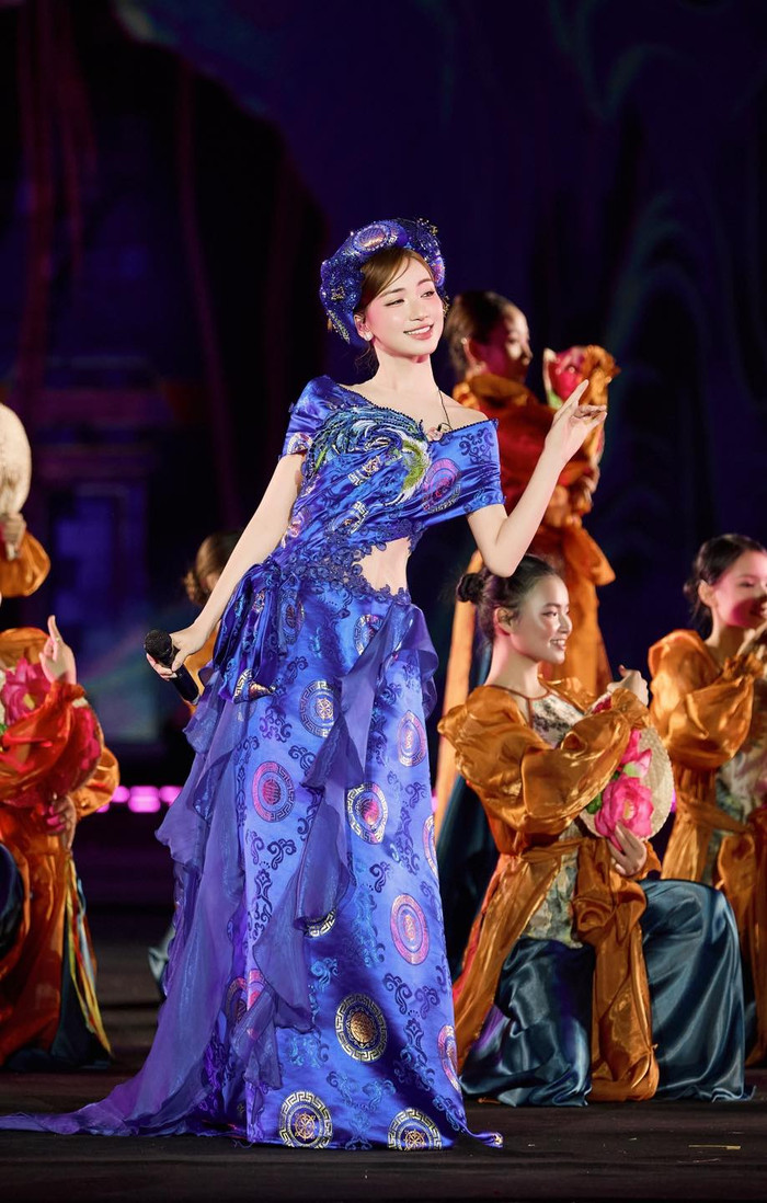 Hòa Minzy khi biểu diễn trong một đêm nhạc. Ảnh: FBNV