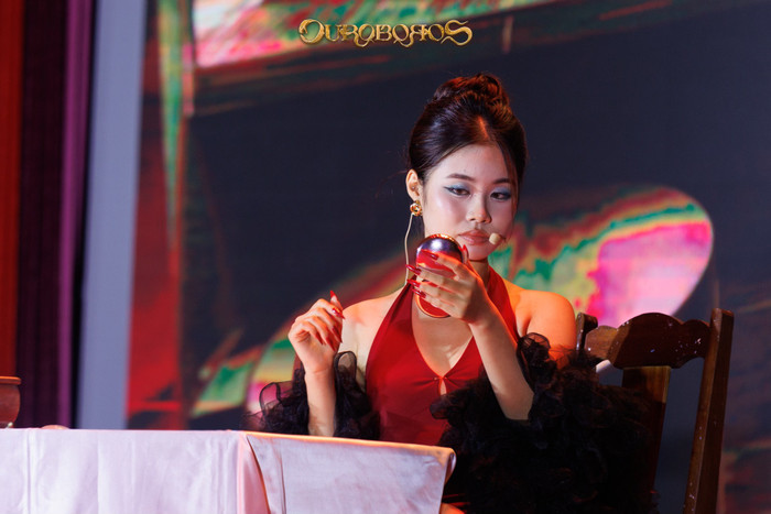 Biểu tượng trung tâm - “Huyết trảo” là khởi nguồn cho nhiều biến cố trong vở kịch.   