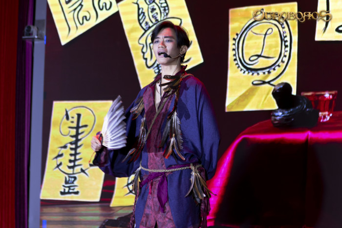 Sự xuất hiện của nhân vật Thầy mở ra những ẩn số trong vở kịch.