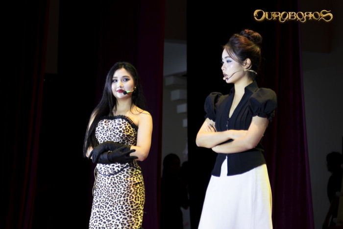 Ảnh 1: Gắn bó cùng gánh hát từ những ngày đầu, Hồng Điệp nổi danh với giọng hát lôi cuốn. Thế nhưng, trước sự xuất hiện của “làn gió mới” - Trân Đài, vị thế của cô dần lung lay. 