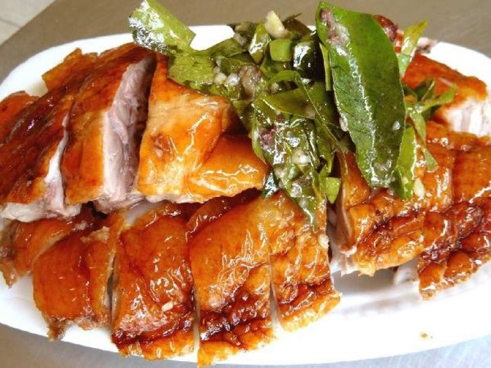 Người ăn thịt vịt có thể dùng gừng, tiêu hoặc ăn kèm rau thơm để cân bằng tính hàn. (Ảnh minh họa)