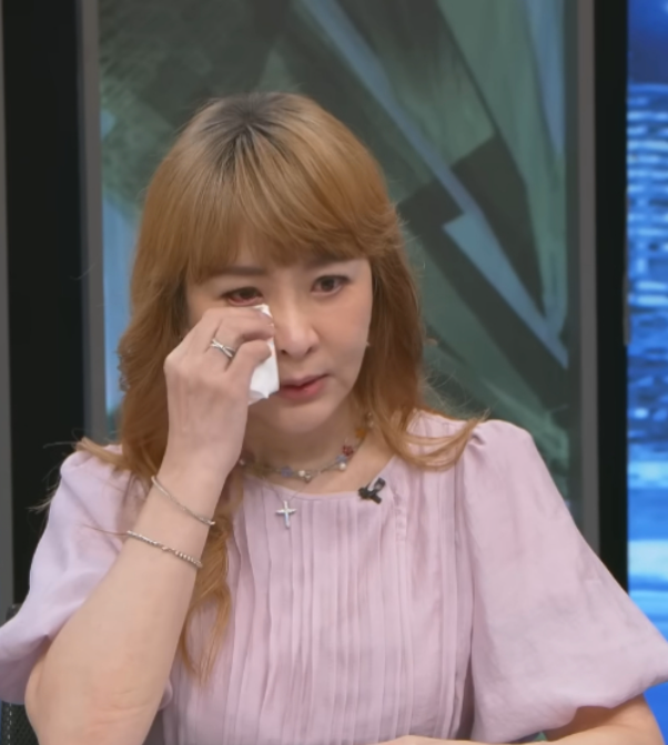 Nữ diễn viên Giang Bình đã đau buồn kể lại câu chuyện năm xưa chồng ngoại tình với mẹ ruột khiến công chúng bàng hoàng (Ảnh: YouTube News Digger!)