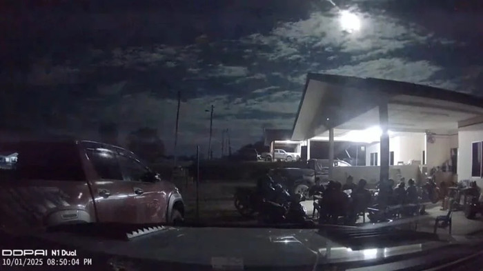 Bầu trời đêm bất ngờ sáng rực kèm tiếng nổ lớn, người dân kinh hãi khi chứng kiến Ảnh 3