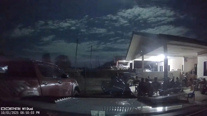 Bầu trời đêm bất ngờ sáng rực kèm tiếng nổ lớn, người dân kinh hãi khi chứng kiến Ảnh 4