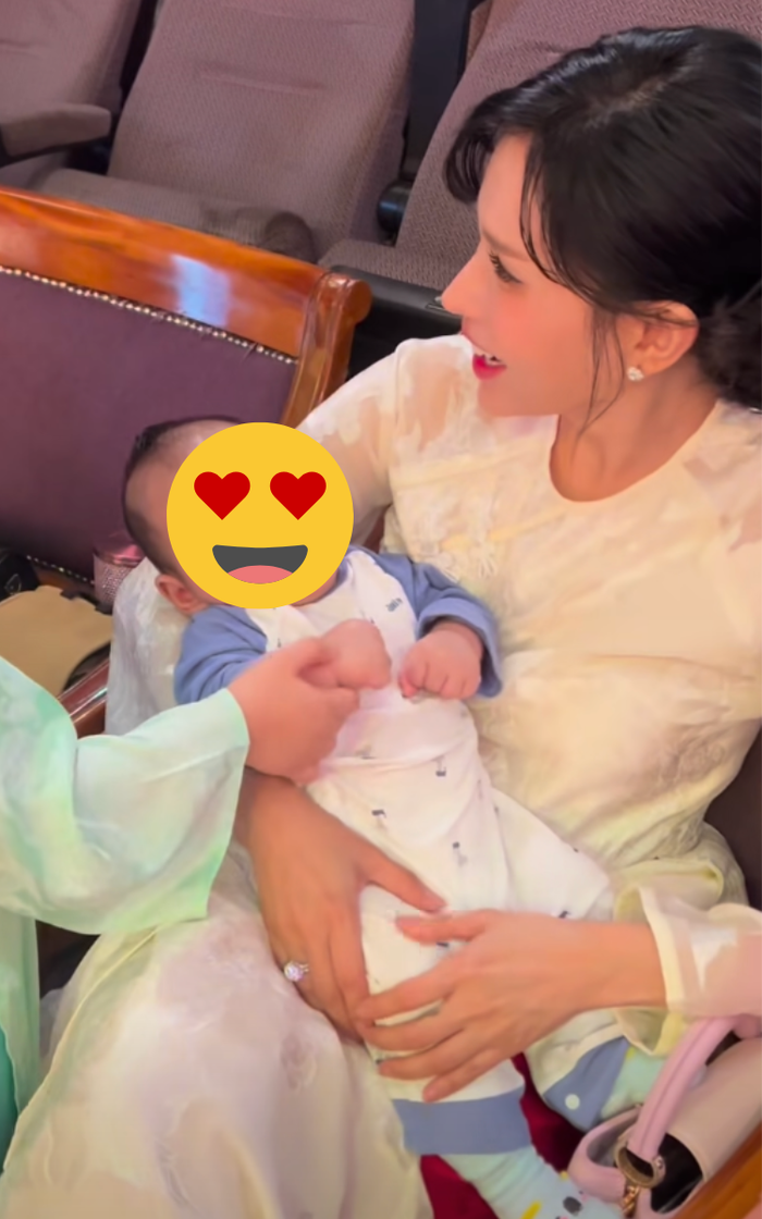 Khả Như bế em bé khi dự lễ giỗ Tổ nghề vào chiều 3/10. Ảnh: FBNV