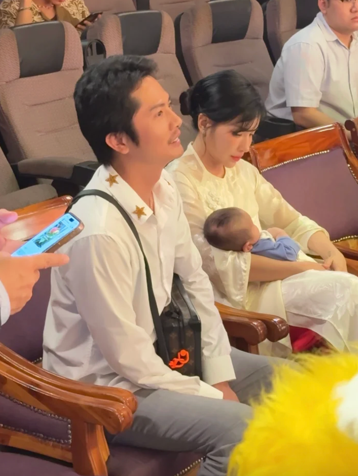 Hình ảnh Khả Như bế em bé khi ngồi cạnh Huỳnh Phương đã gây xôn xao cõi mạng. Ảnh chụp màn hình