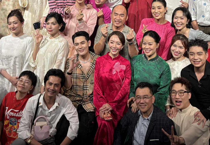 Khả Như và Huỳnh Phương khéo léo giữ khoảng cách, không đăng ảnh chụp chung với đối phương dù đều xuất hiện tại lễ giỗ Tổ nghề. Ảnh: Facebook Tiến Luật