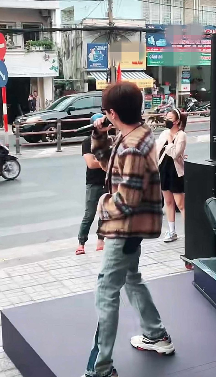 Nam ca sĩ diễn ở lề đường lác đác người xem, nay là cái tên đình đám showbiz Việt Ảnh 2