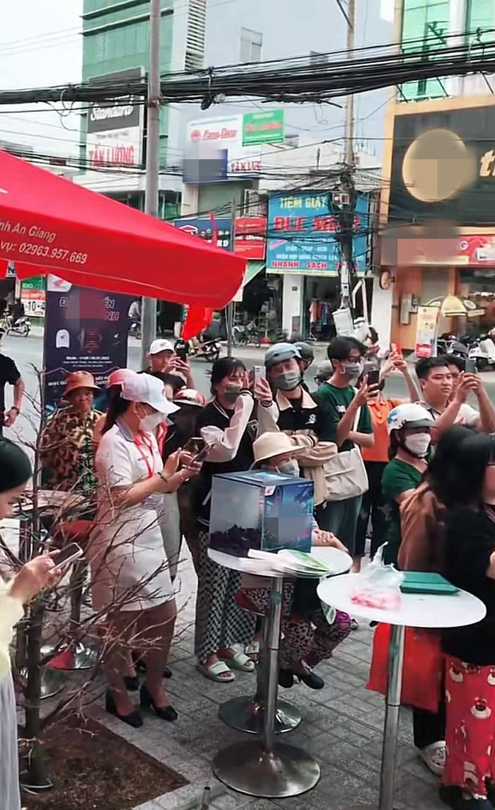 Nam ca sĩ diễn ở lề đường lác đác người xem, nay là cái tên đình đám showbiz Việt Ảnh 1