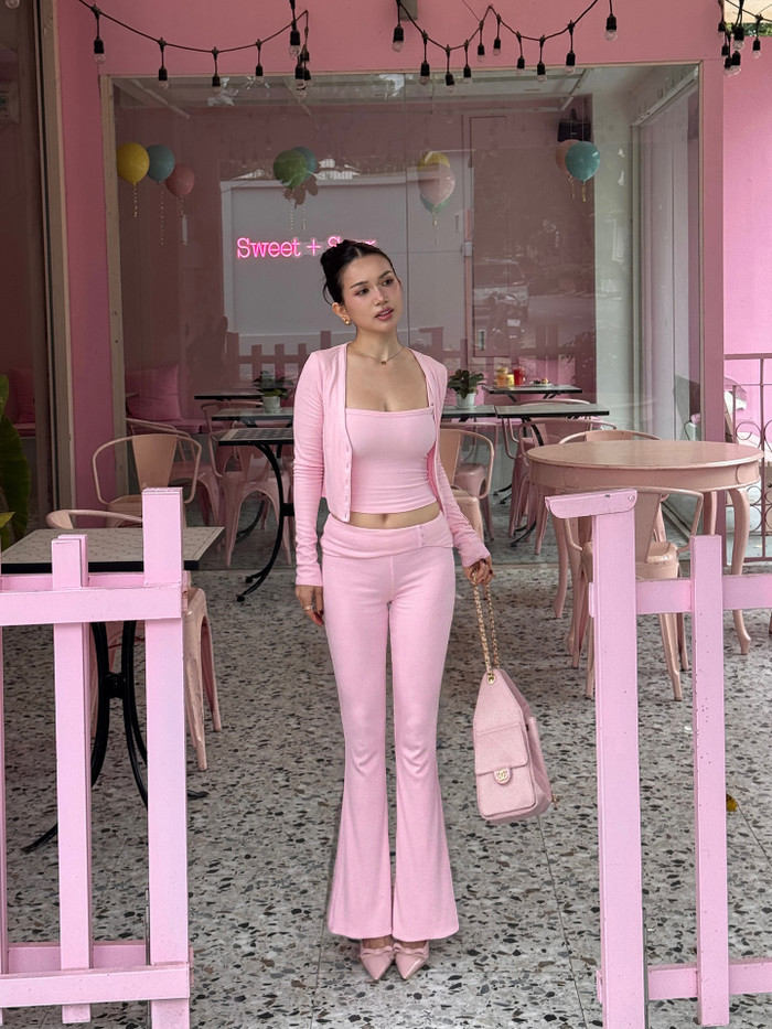 Sĩ Thanh thường chọn trang phục có dáng ôm sát, khoe đường cong cơ thể. (Ảnh FBNV)