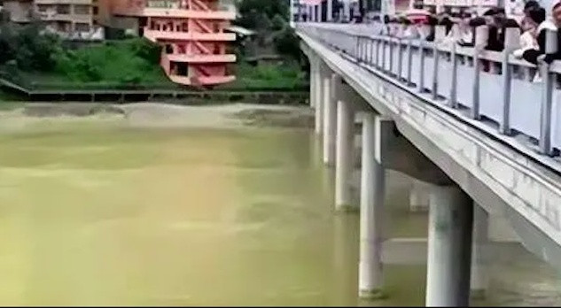 Chú rể đột ngột nhảy sông, bị nước cuốn mất tích trước giờ làm đám cưới Ảnh 2