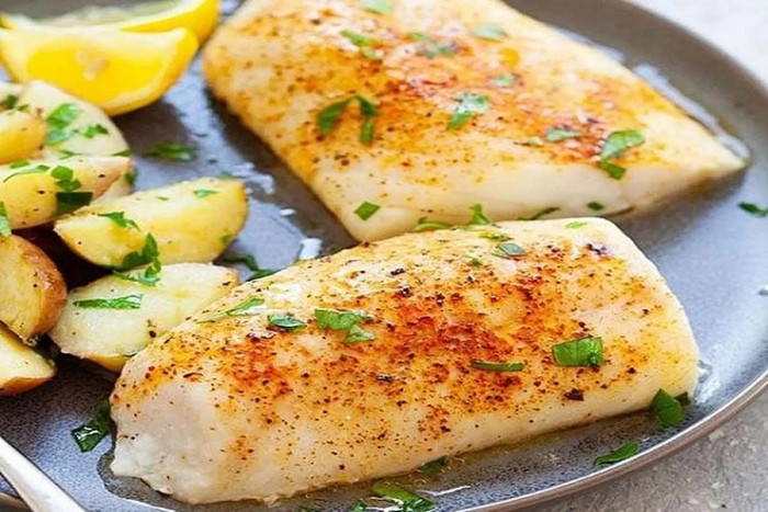 Cá tuyết được mệnh danh là “thịt gà dưới biển” nhờ hương vị thanh nhẹ và giá trị dinh dưỡng cao. (Ảnh minh họa)