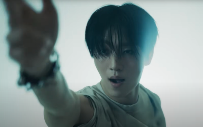 Nam ca sĩ bị chỉ trích vì phân cảnh xem phim 18+ Ảnh 1