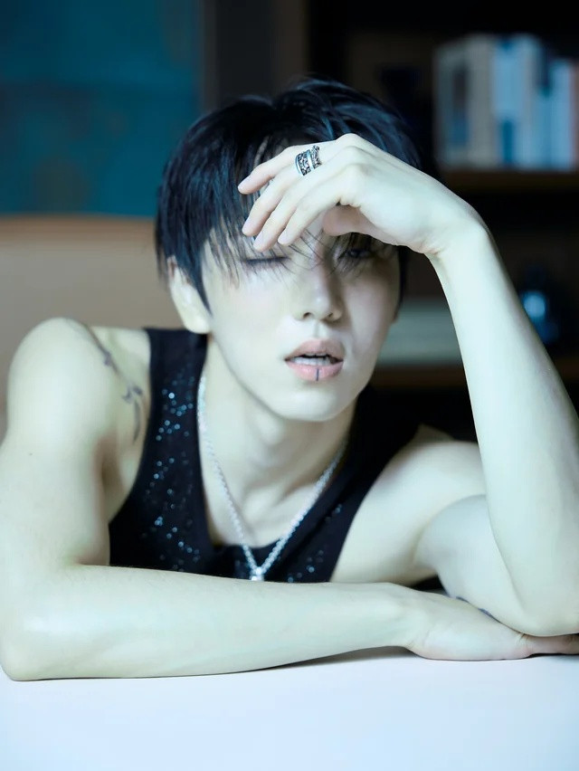 Nam ca sĩ bị chỉ trích vì phân cảnh xem phim 18+ Ảnh 3