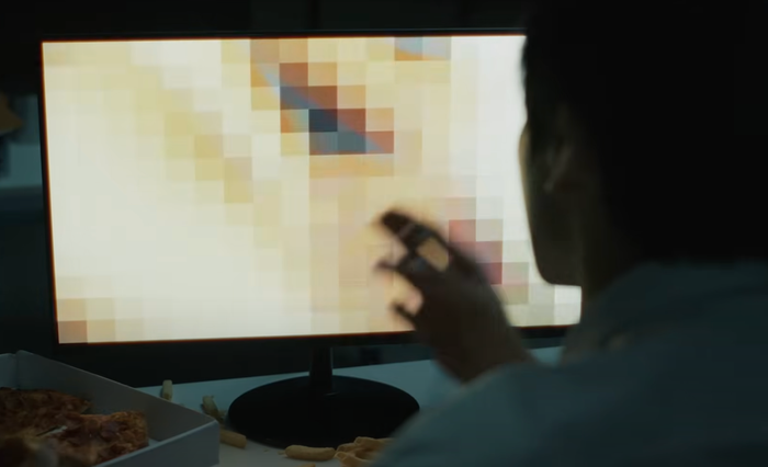 Nam ca sĩ bị chỉ trích vì phân cảnh xem phim 18+ Ảnh 2