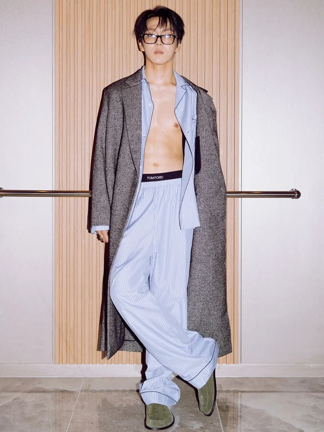 Nam ca sĩ bị chỉ trích vì phân cảnh xem phim 18+ Ảnh 4