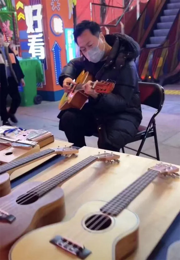 Hình ảnh nam diễn viên Lê Diệu Tường bị bắt gặp bán hàng rong để mưu sinh. (Ảnh: 163)