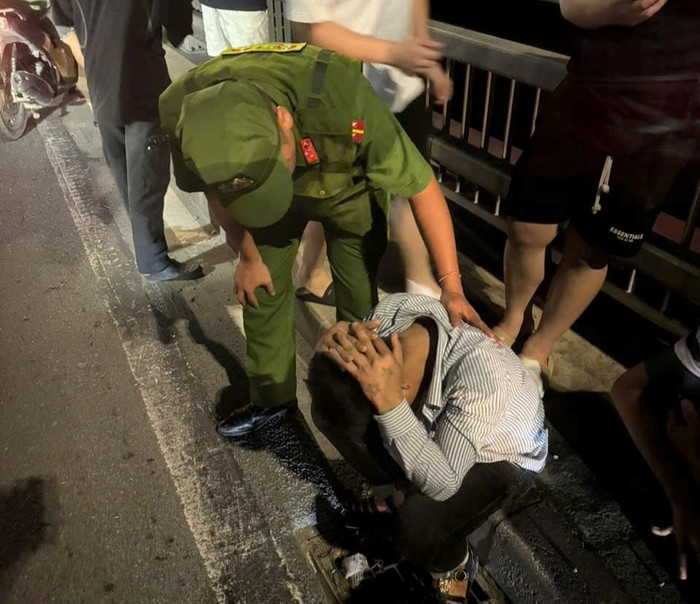 Lực lượng chức năng đã khuyên ngăn thành công nam thanh niên từ bỏ ý định tự tử. Ảnh: Công an TP Hà Nội
