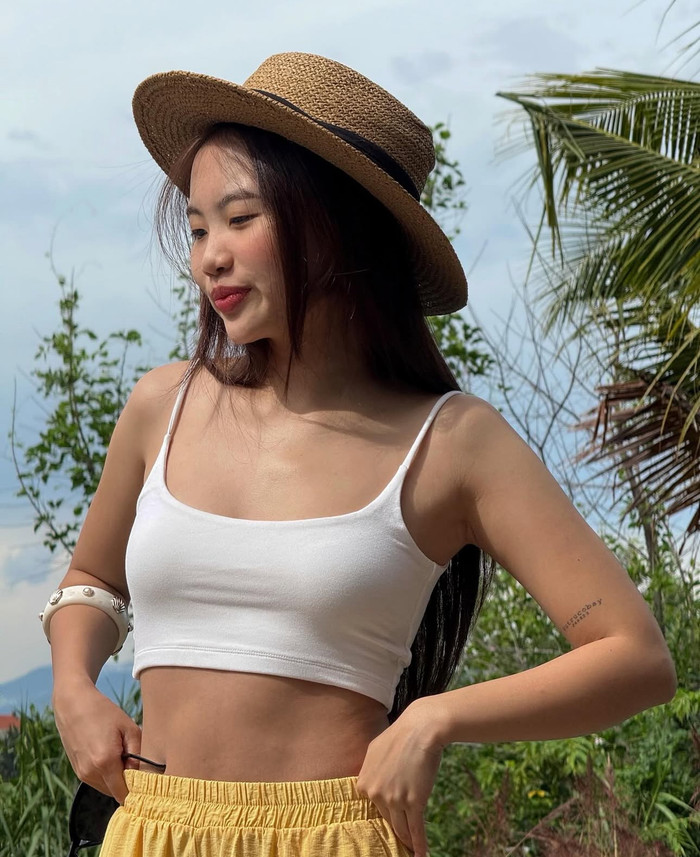 Cô nàng rạng rỡ xuất hiện trong trang phục croptop tự tin khoe dáng (Ảnh: ISNV).