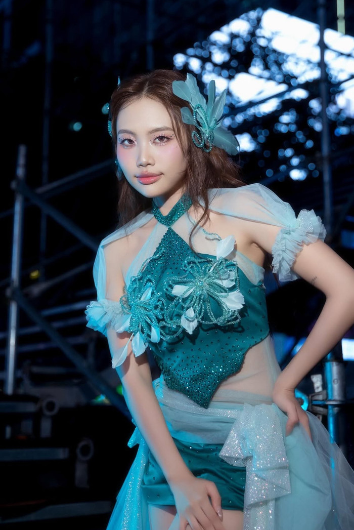 Không chỉ áo dài truyền thống, Phương Mỹ Chi cũng linh hoạt trong những bộ váy hiện đại (Ảnh: ISNV).