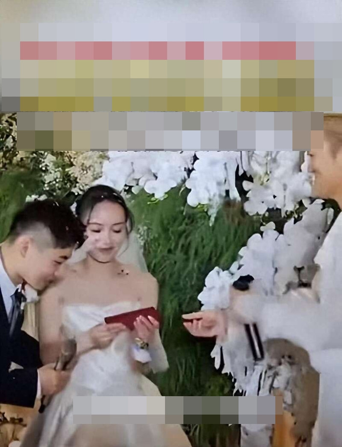 Nam ca sĩ bất ngờ xuất hiện tại đám cưới hát miễn phí, lì xì cô dâu chú rể hơn 3 triệu đồng Ảnh 2