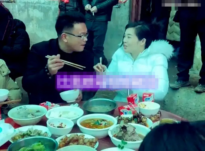 Ăn tiệc bất ngờ gặp lại chồng cũ sau 6 năm, câu nói của người phụ nữ khiến cả bàn 'dậy sóng' Ảnh 3