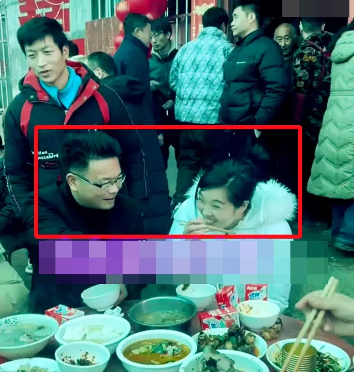 Ăn tiệc bất ngờ gặp lại chồng cũ sau 6 năm, câu nói của người phụ nữ khiến cả bàn 'dậy sóng' Ảnh 1