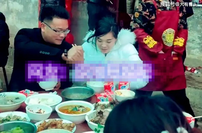 Ăn tiệc bất ngờ gặp lại chồng cũ sau 6 năm, câu nói của người phụ nữ khiến cả bàn 'dậy sóng' Ảnh 4