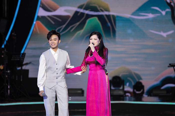 Hành động đáng kính của Hồ Văn Cường dành cho nữ nghệ sĩ gạo cội Như Quỳnh là điểm sáng trong showbiz vốn đầy rẫy thị phi hiện tại. 