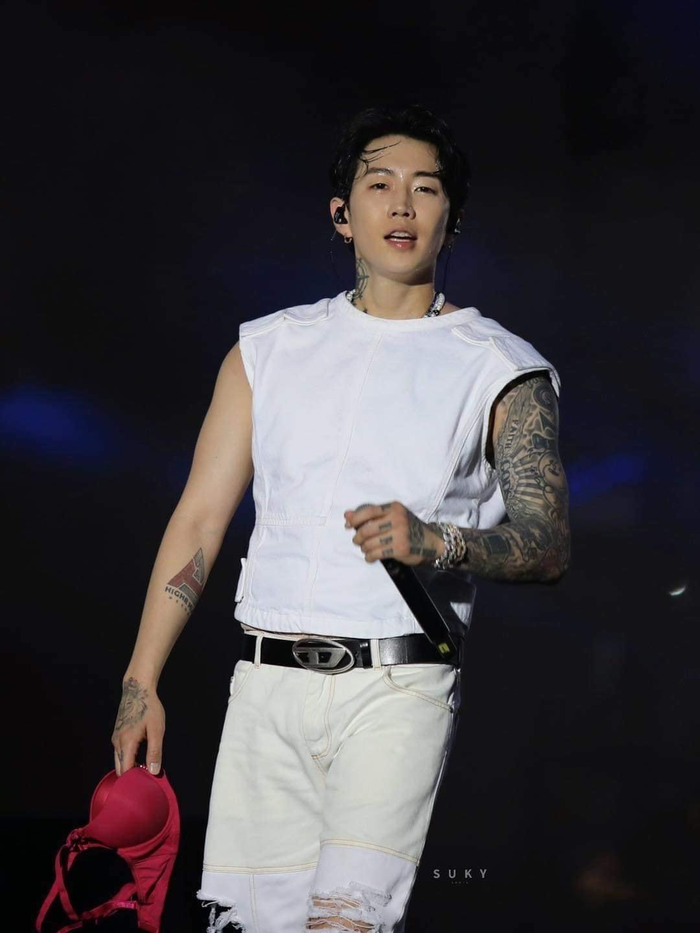 Ông hoàng showbiz bị khán giả ném nội y lên sân khấu khi đang hát, phản ứng sau đó gây xôn xao Ảnh 3