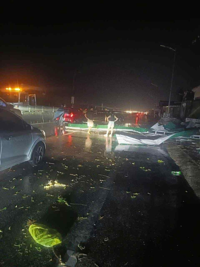 Lốc xoáy làm bay mái tôn nhà dân ra đường, gây tắc nghẽn tại Nghệ An. Ảnh do người dân cung cấp