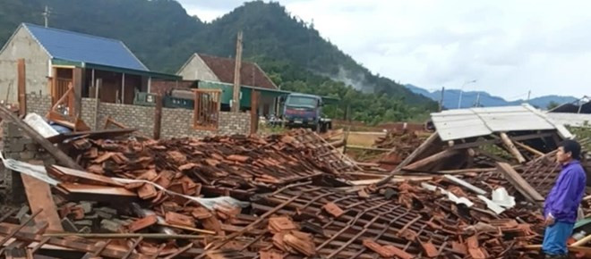 Mưa lớn kèm lốc xoáy khiến hai ngôi nhà bị sập. Ảnh: Báo Lao Động