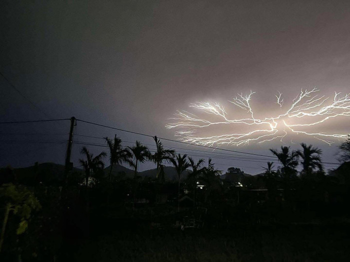 Hình ảnh bầu trời Nghệ An tối nay. Ảnh do người dân chia sẻ trên mạng xã hội