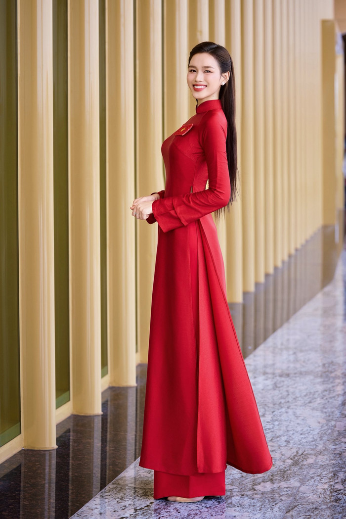 Người đẹp xứ Thanh cũng thường xuyên diện áo dài truyền thống, ghi điểm với vóc dáng thon thả. (Ảnh FBNV)