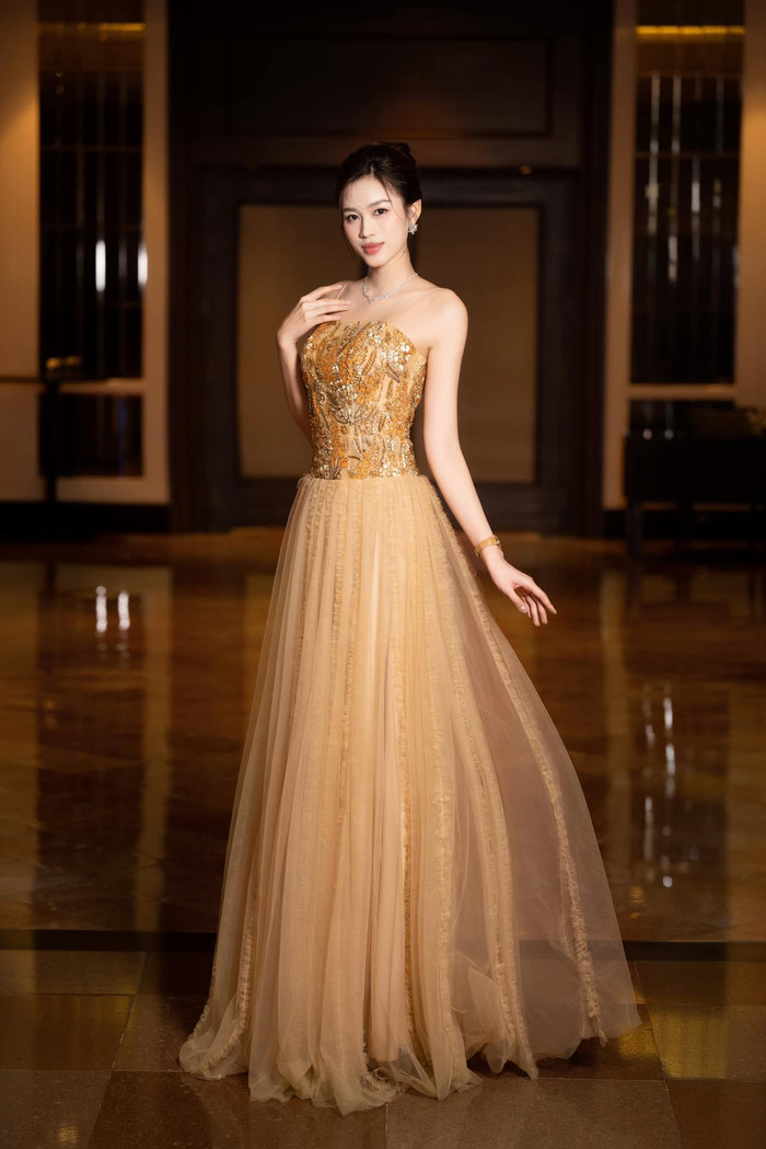 Nàng hậu thường chọn những trang phục nhã nhặn, thanh lịch. (Ảnh FBNV)