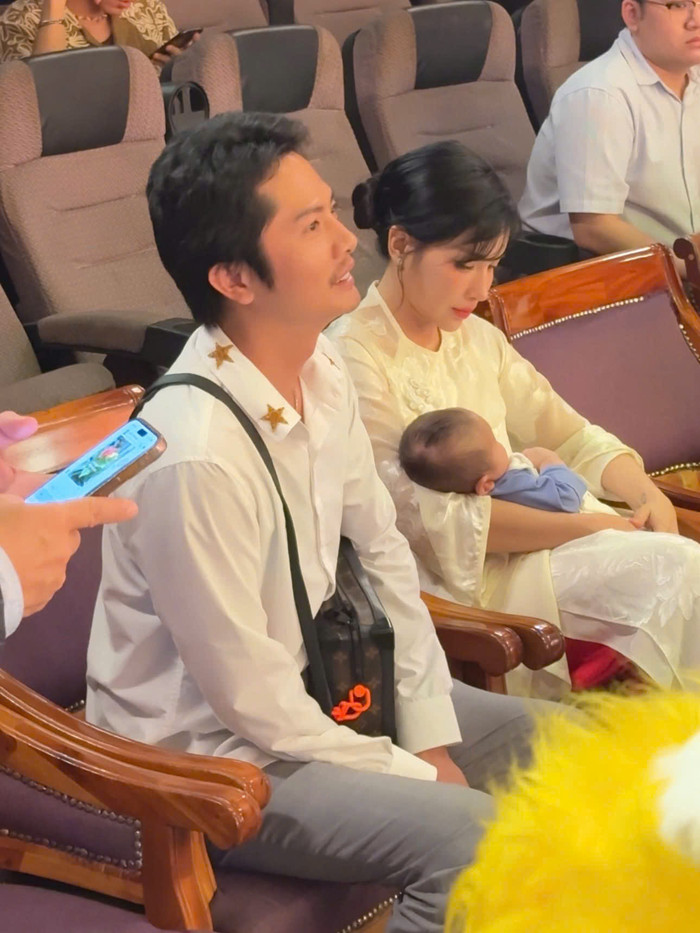 Tại sự kiện đặc biệt này, Khả Như đi cùng Huỳnh Phương. Khoảnh khắc cô ẵm một đứa bé trên tay khiến nhiều người hiểu lầm. Sau đó, nữ diễn viên đã phủ nhận tin đồn có con. 