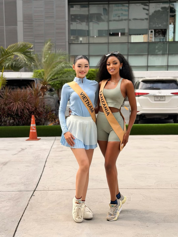 Yến Nhi vui vẻ chụp hình với bạn cùng phòng tại Miss Grand International. Ảnh: IGNV