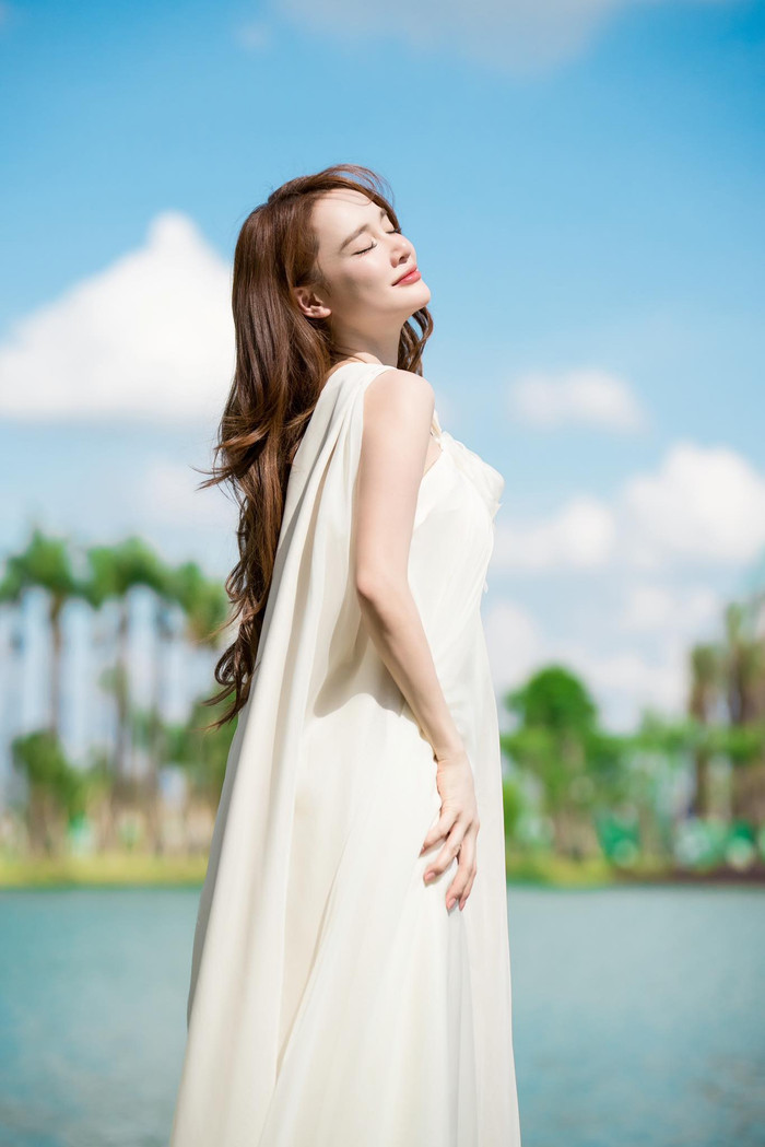 Nhã Phương vẫn luôn giữ nét đẹp dịu dàng, thanh thoát dù đang trong giai đoạn bầu bí (Ảnh: FBNV).