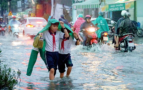 Sở GD&ĐT Hà Nội yêu cầu các trường chủ động ứng phó với mưa lớn do hoàn lưu bão số 11. Ảnh minh hoạ