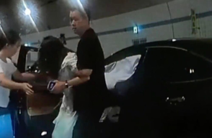 Cậu bé 10 tuổi quỳ gối, khóc cầu xin người đi đường cứu mẹ sau vụ tai nạn Ảnh 2