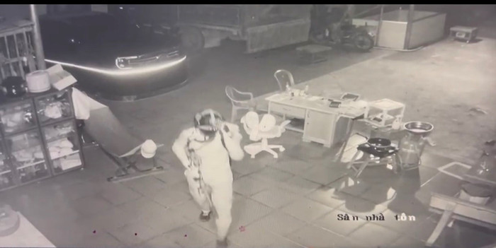 Camera an ninh ghi lại hình ảnh một người đàn ông lạ mặt xuất hiện trong sân nhà nạn nhân. 