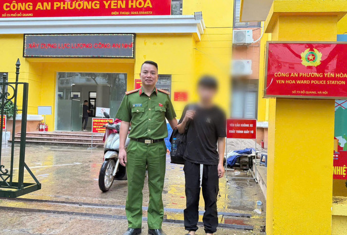 Cán bộ Công an đã giải thích để thanh niên hiểu rõ về thủ đoạn lừa đảo tinh vi mà anh gặp phải. Ảnh: Công an TP Hà Nội