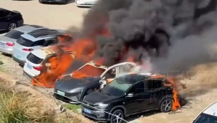 7 ô tô đồng loạt bốc cháy ngùn ngụt ở bãi đỗ xe, cảnh tượng khiến người dân bàng hoàng Ảnh 1